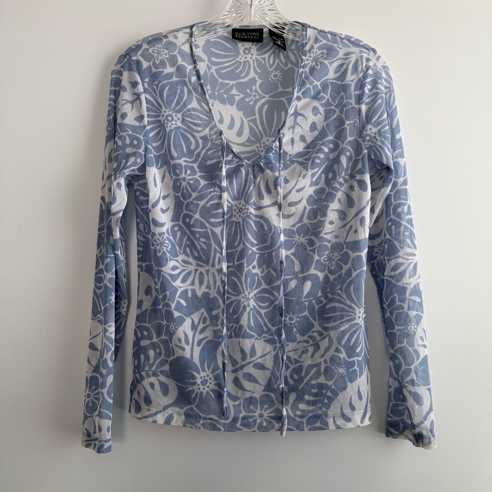 New York & Company Blue and White Floral Leaf Blouse Size Small